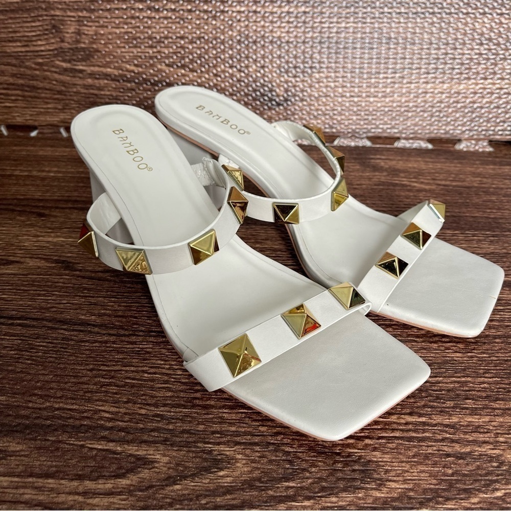 NWOT Bamboo white heels Sandals for women